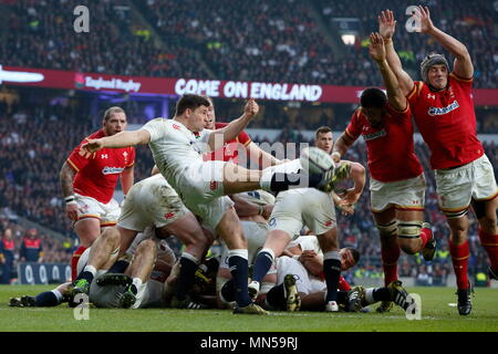 Ben Youngs sous pression efface le ballon de l'Angleterre essayer ligne lors de la RBS 6 Nations match entre l'Angleterre v Pays de Galles au stade de Twickenham. Londres, Angleterre. 12 Mars 2016 Banque D'Images