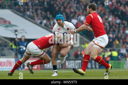 Jack Nowell est pris en bas par Dan Biggar et George Nord durant le Tournoi RBS 6 Nations entre l'Angleterre match v Pays de Galles au stade de Twickenham. Londres, Angleterre. 12 Mars 2016 Banque D'Images