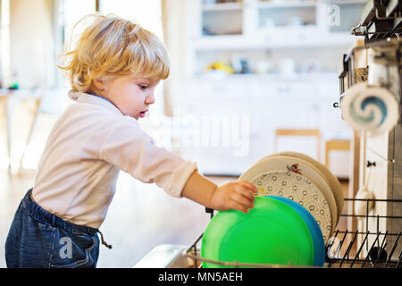 Petit bébé garçon dans une situation dangereuse à la maison. Accident domestique. Concept de sécurité enfant. Banque D'Images