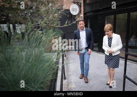 Première réunion de Jamie Oliver Ministre Nicola Sturgeon à Benwell House à Londres, où elle a annoncé de nouvelles initiatives de l'obésité infantile. Banque D'Images