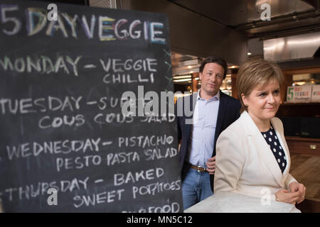 Première réunion de Jamie Oliver Ministre Nicola Sturgeon à Benwell House à Londres, où elle a annoncé de nouvelles initiatives de l'obésité infantile. Banque D'Images