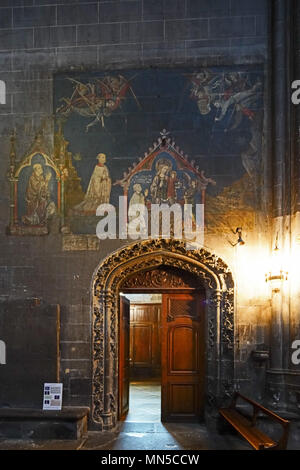 Peinture murale à l'intérieur de la cathédrale de Clermont-Ferrand dans le Auvergne-Rhône-Alpes, France. Banque D'Images