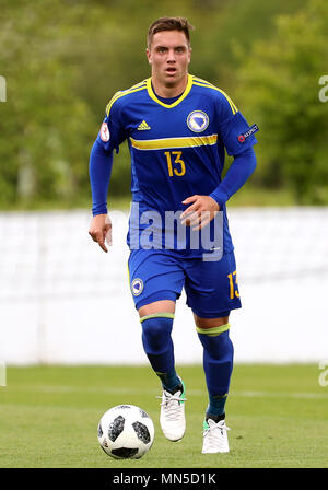 La Bosnie-et-Herzégovine Nemanja Nikolic au cours de l'UEFA U17 Championnat, match du groupe C à St George's Park, Burton. Banque D'Images