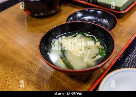 Soupe miso au tofu japonais sur la table. Banque D'Images