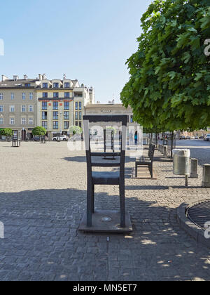 Place des Héros du ghetto de Cracovie ou Plac Bohaterow président géant avec des sculptures dans le Ghetto Juif de Pologne Banque D'Images