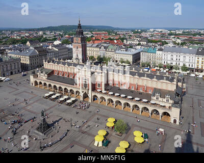 Rynek de Cracovie place du marché avec la Halle aux Draps vu de la tour de Mariacki Basilique St Marys Pologne Banque D'Images