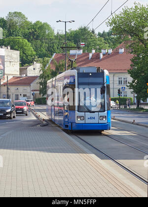 Krakow tram arrivant à la Place des Héros du Ghetto ou Plac Bohaterow arrêter dans Banque D'Images