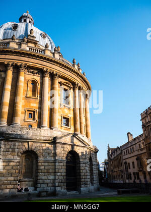 Woman Resting in Arch, Radcliffe Camera, bibliothèque de l'Université d'Oxford, Oxford, Oxfordshire, England, UK, FR. Banque D'Images
