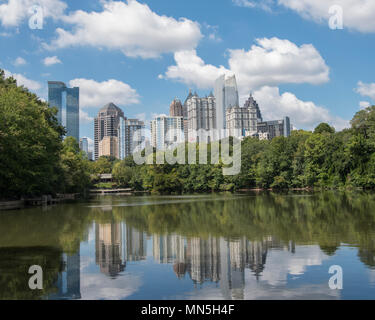 Atlanta skyline, vu de l'autre côté du lac Clara Meer, Piedmont Park. Banque D'Images