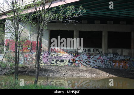 Graffiti trouvés sous le pont le long de la rivière. Banque D'Images