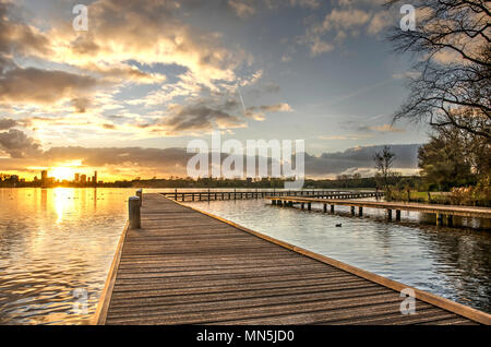 Coucher du soleil sur le lac et l'Kralingse Plas d'horizon de Rotterdam comme vu à partir de l'une des passerelles en bois Banque D'Images