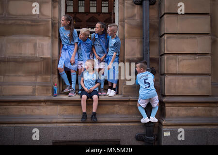 Les jeunes fans regardez-le au cours de la Premier League Champions trophy parade, Manchester. ASSOCIATION DE PRESSE Photo. Photo date : lundi 14 mai 2018. Voir l'ACTIVITÉ DE SOCCER histoire Man City crédit photo doit se lire : Anthony Devlin/PA Wire. Banque D'Images