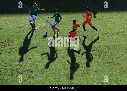 Ireland's Troy Parrott prend une Daishawn néerlandais Redan au cours de l'UEFA U17 Championship match quart de finale au stade Proact, Burton. Banque D'Images