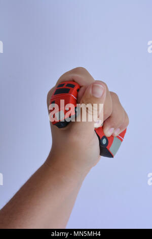 Woman squeezing red bus stress en forme, Close up contre un fond uni avec copie espace. Banque D'Images