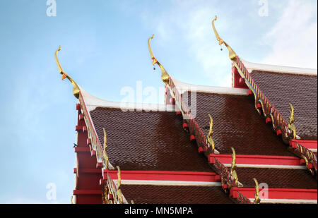 Apex pignon sur le toit de temple thaïlandais. Banque D'Images