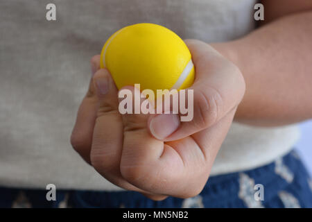 Woman squeezing une balle anti-stress, close-up Banque D'Images