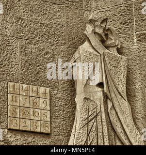 La trahison de Judas Kiss avec Magic Square sur Sagrada Familia Banque D'Images