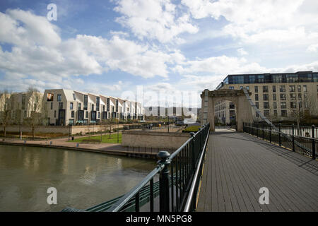 Vieux pont Victoria dans le bain de la régénération urbaine de développement au bord de l'ancien Stothert Engineering et Pitt site sur la rivière Avon Bath Angleterre Banque D'Images