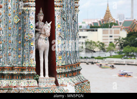 Sculpture bouddhiste dans un temple thaïlandais de Bangkok, Thaïlande. Banque D'Images