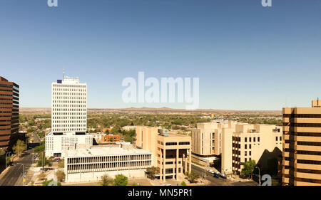 Centre-ville d'Albuquerque, Nouveau Mexique. Vue sur le centre-ville de bureaux et les volcans de Petroglyph National Monument sur une bonne journée de printemps. Banque D'Images