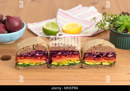 Salade arc-en-ciel avec des sandwichs pain de sarrasin, affiché sur une planche de bois. Ce frais sain Le déjeuner est faible en calorie, sans produits laitiers et sans gluten. Banque D'Images