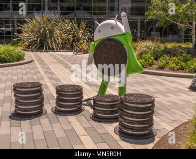 Mountain View, Californie, USA - 30 Avril 2018 : Oreo Android Google sculpture à Silicon Valley du siège social de l'entreprise, sur la montagne, dans le Nord de la CA. Banque D'Images