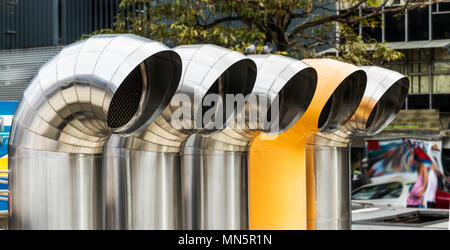 Cinq tuyaux de ventilation en acier inoxydable brillant au sommet du Musée de l'or précolombien à San Jose, Costa Rica. Banque D'Images