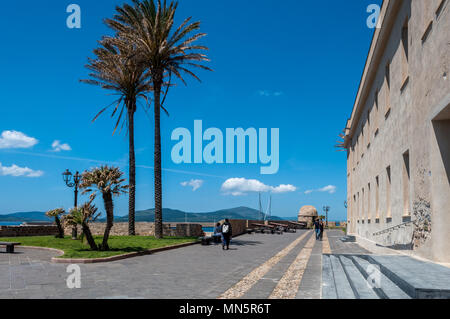 Zone piétonne sur les remparts d'Alghero - Sardaigne dans une journée ensoleillée de printemps Banque D'Images