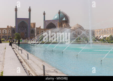 ISFAHAN, IRAN - avril 29, 2015 : la mosquée d'Imam (Masjed-e Imam) à la place Naghsh-e Jahan à Isfahan, Iran. La mosquée d'Imam est connue comme la mosquée du Shah. Ses constr Banque D'Images