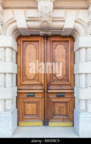 Porte en bois de style ancien français . Banque D'Images