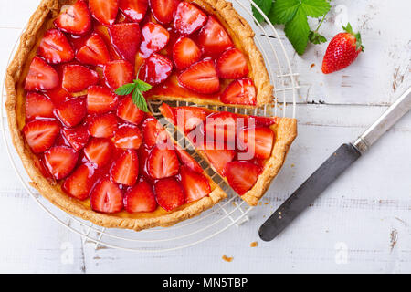 Tarte aux fraises maison décorée avec des feuilles de fraisier. Vue d'en haut Banque D'Images