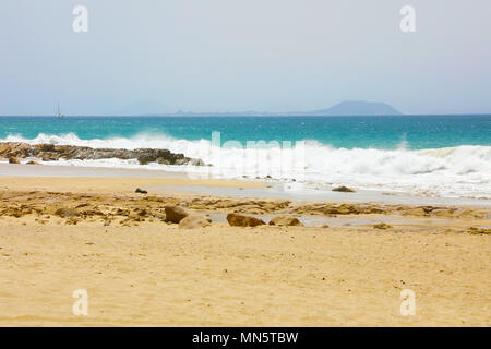 L'état de la mer à Playa las Cucharas à Fuerteventura Island sur l'arrière-plan, Costa Teguise, Lanzarote Banque D'Images