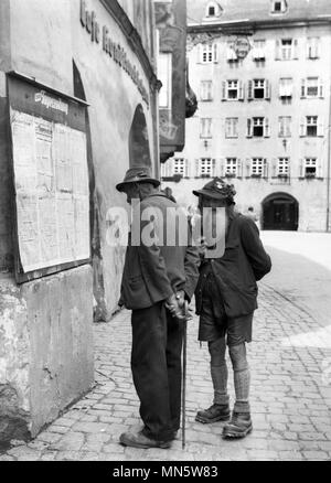 Les hommes âgés quotidien Tageszeitung lecture notice board en Autriche 1951 Banque D'Images