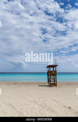 Majorque, avec plage de sable blanc parfait lifeguard house Banque D'Images