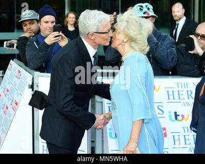 Paul O'Grady greets Camilla, Duchesse de Cornouailles assister à la remise des prix à l'Héros du NHS London Hilton on Park Lane. Banque D'Images