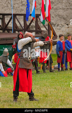 Tir à l'infanterie médiévale montrent par des membres de l'ordre de chevalerie de Saint Georges de Visegrad (Hongrie). 'Knight's tournoi avec Plum'. Banque D'Images