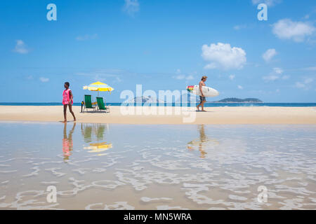 RIO DE JANEIRO - février 08, 2017 : jeune surfeur brésilien promenades le long d'un quartier calme de la plage d'Ipanema Banque D'Images