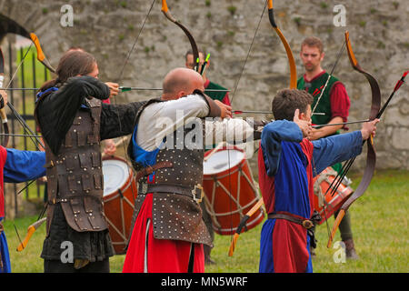 Tir à l'infanterie médiévale montrent par des membres de l'ordre de chevalerie de Saint Georges de Visegrad (Hongrie). 'Knight's tournoi avec Plum'. Banque D'Images