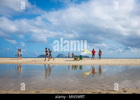 RIO DE JANEIRO - février 08, 2017 : les jeunes Brésiliens se détendre sur la plage d'Ipanema et de sauveteurs assurent la garde. Banque D'Images