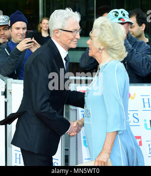 Paul O'Grady greets Camilla, Duchesse de Cornouailles assister à la remise des prix à l'Héros du NHS London Hilton on Park Lane. Banque D'Images