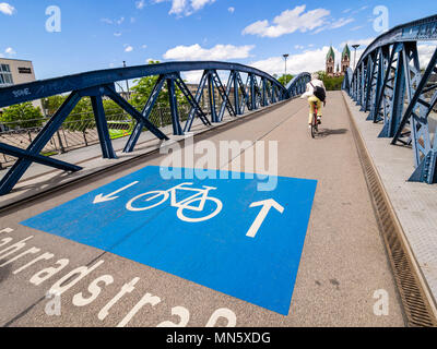 Location seule road, Fahrradstrasse, Wiwilíbrücke Wiwilíbridge,sur le pont, pont bleu, Stühlingerbridge, église Herz-Jesu, Freiburg, Breisgau, Baden-Wür Banque D'Images