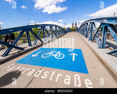 Location seule road, Fahrradstrasse, Wiwilíbrücke Wiwilíbridge,sur le pont, pont bleu, Stühlingerbridge, église Herz-Jesu, Freiburg, Breisgau, Baden-Wür Banque D'Images