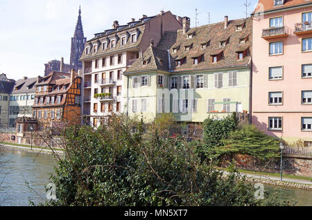 Bâtiments colorés auxquels l'Ill près du centre de Strasbourg un mélange d'ancien et de nouveau, à colombages et greniers riled raide avec de petits gables Banque D'Images