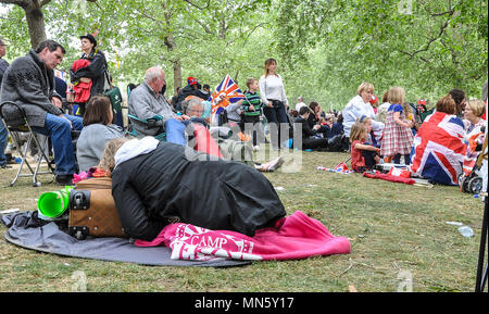 Mariage Royal foule. Des gens s'écrouler dans le parc de St James à côté du Mall après le mariage royal de Kate et William. Fans était resté pendant des heures Banque D'Images