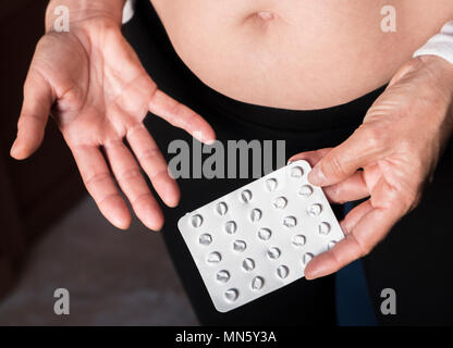 Femme est titulaire d'emballage de pilules vide dans leurs mains, conceptual image Banque D'Images