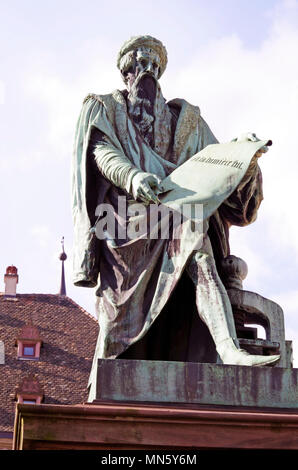 Statue en bronze de Johannes Gutenberg tenant une bible ouverte à la place Gutenberg à Strasbourg, France Banque D'Images