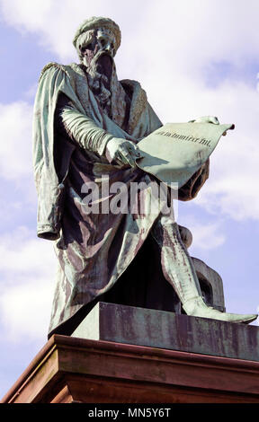 Statue en bronze de Johannes Gutenberg tenant une bible ouverte à la place Gutenberg à Strasbourg, France Banque D'Images