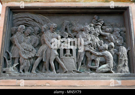 Détail de l'Afrique, un groupe de secours sur le monument de Gutenberg à Strasbourg, France montrant William Wilberforce et autres abolitionnistes, Banque D'Images