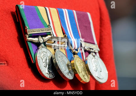 Médailles sur un uniforme de soldat dont le poste en Irlande du Nord. 2003 médaille de l'Iraq. La médaille du jubilé d'or. Service et de bonne conduite (LSGC) Médaille Banque D'Images