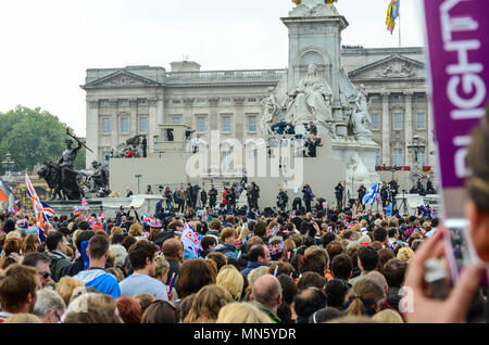 Mariage Royal. Des foules immenses essayer de serrer dans l'espace à Buckingham Palace autour de Victoria Memorial pour attraper un aperçu de William et Kate Banque D'Images